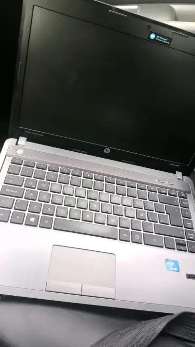 Laptop HP con pantalla de 15 pulgadas - miniatura 2