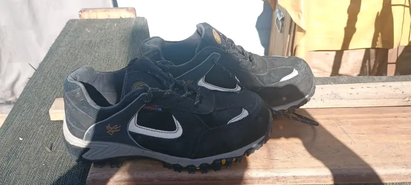 Zapatillas deportivas negras con detalles blancos - 1