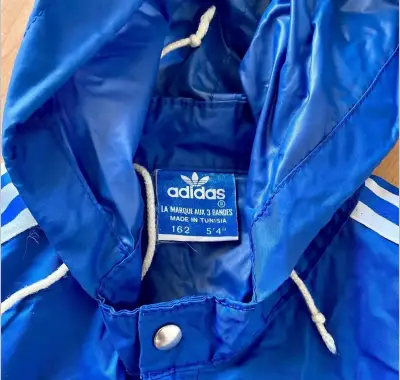 Cortaviento Adidas azul con capucha y franjas - miniatura 2