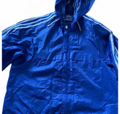 Cortaviento Adidas azul con capucha y franjas - miniatura 4