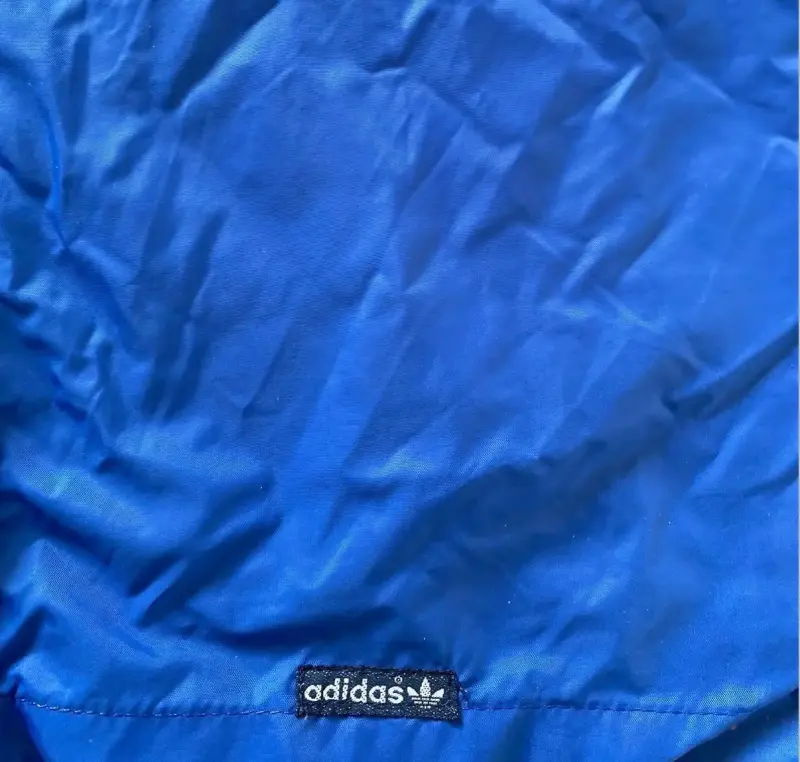 Cortaviento Adidas azul con capucha y franjas - 5