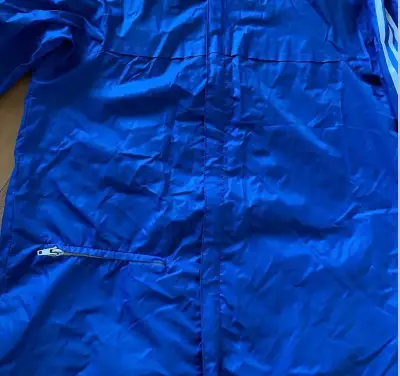 Cortaviento Adidas azul con capucha y franjas - miniatura 6