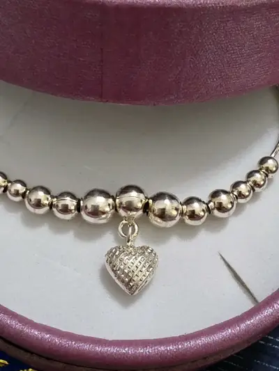 Pulsera de cuentas plateadad con dije de corazón - miniatura 1