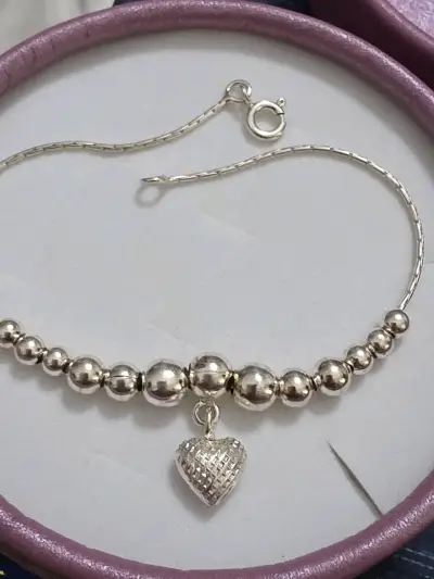 Pulsera de cuentas plateadad con dije de corazón - miniatura 2