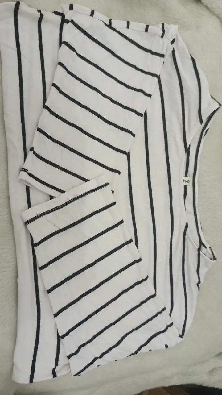 Polera rayada blanca y negra para mujer