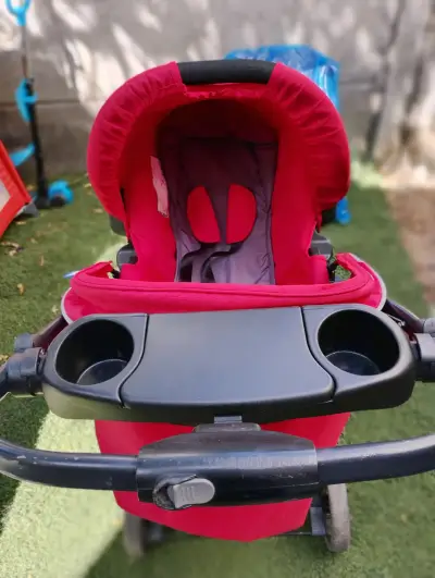 Coche de bebé rojo con silla para auto - miniatura 2