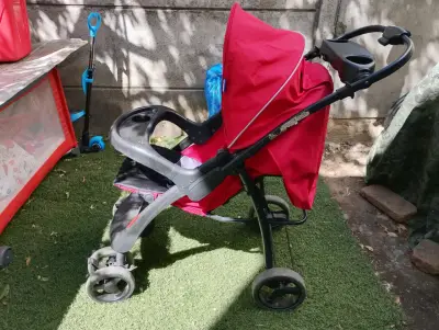 Coche de bebé rojo con silla para auto - miniatura 3