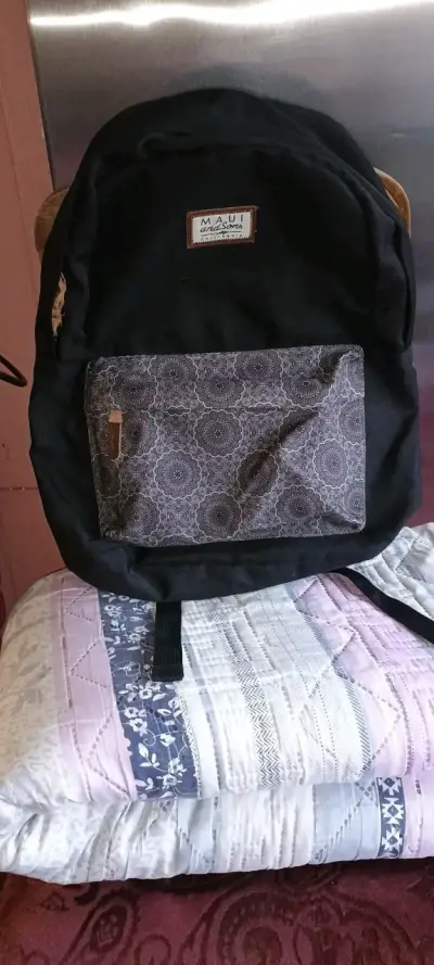 Mochila negra Maui and Sons con diseño - miniatura 2