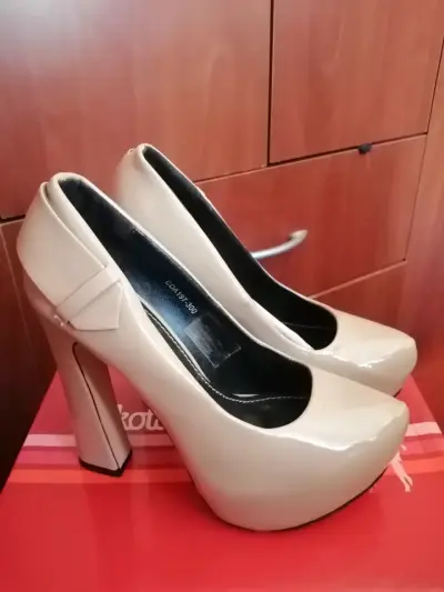 Tacones negros elegantes para mujer - miniatura 3