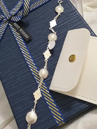 Pulsera de plata con diseño elegante - miniatura 1