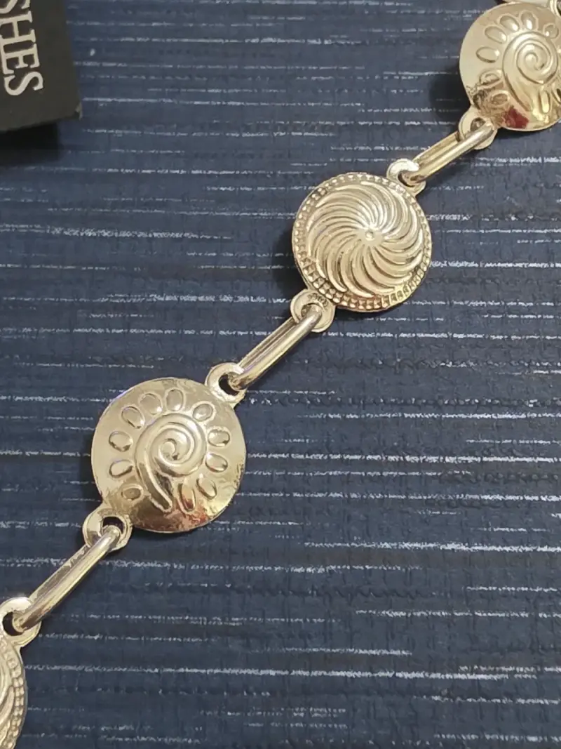Pulsera dorada con diseño espiral