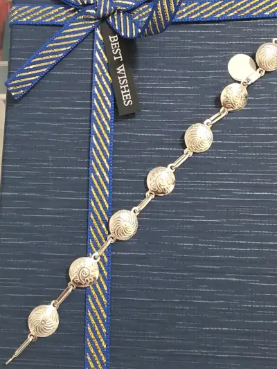 Pulsera dorada con diseño espiral - miniatura 2
