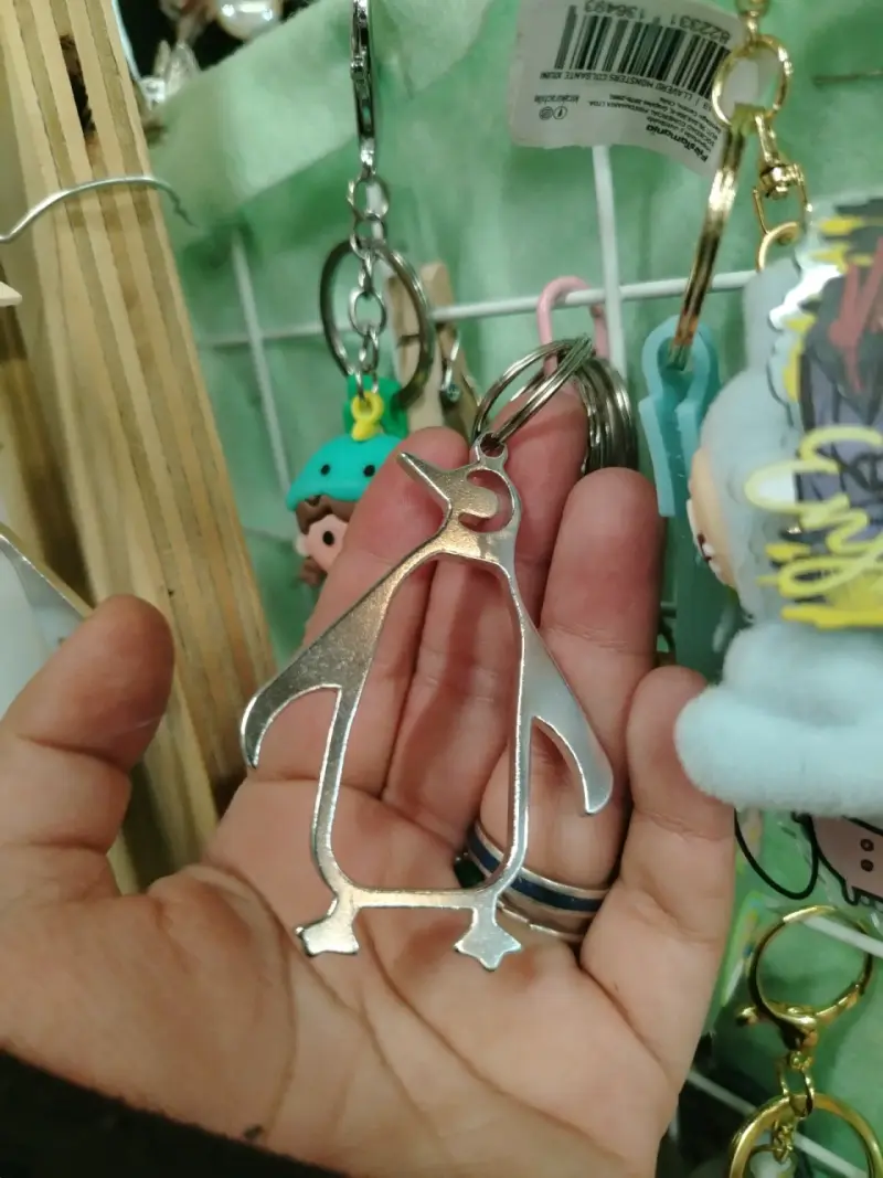 Llavero abridor de botellas pingüino metal