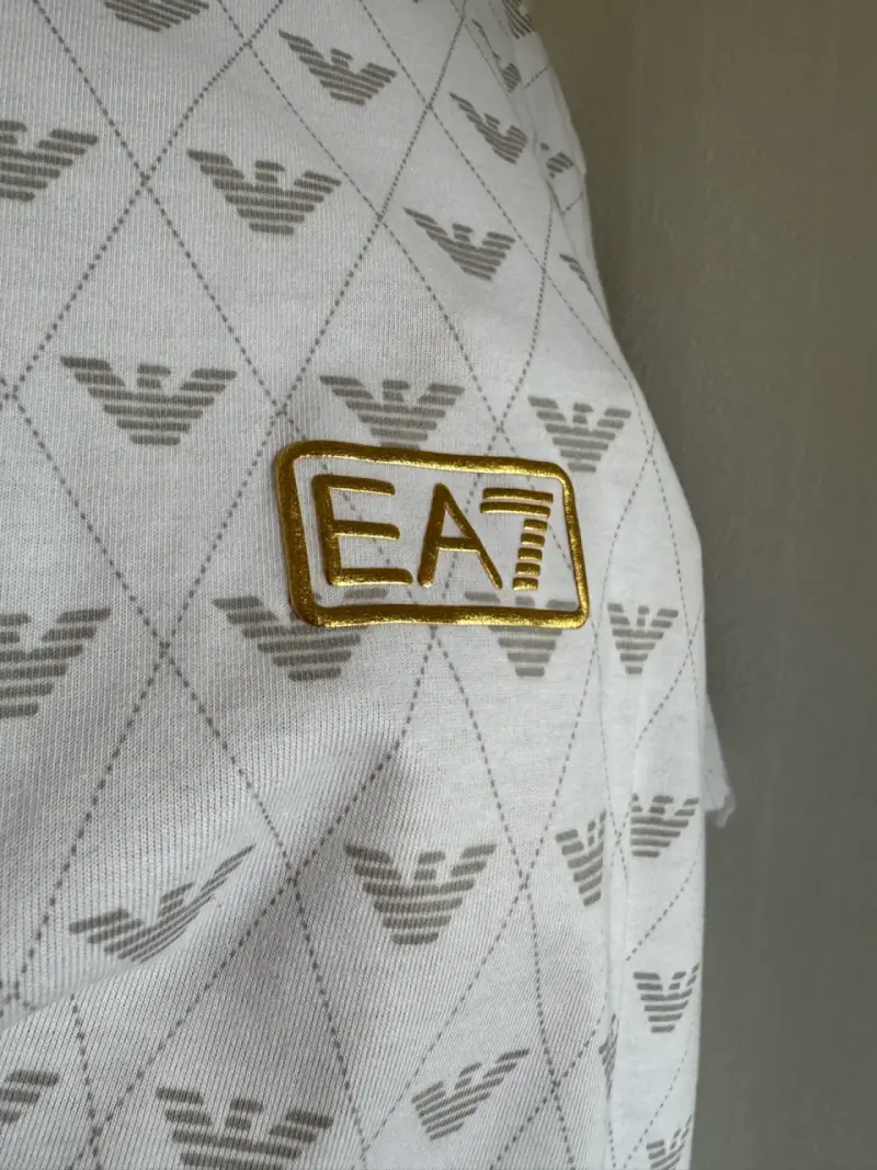 Polera blanca EA7 con estampado geométrico - 2