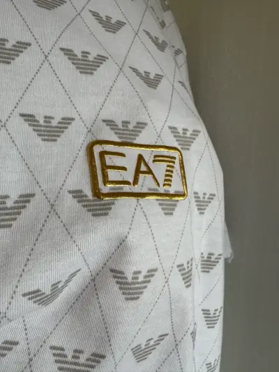 Polera blanca EA7 con estampado geométrico - miniatura 2