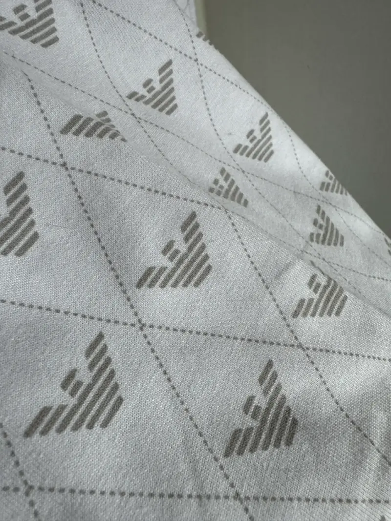 Polera blanca EA7 con estampado geométrico - 3