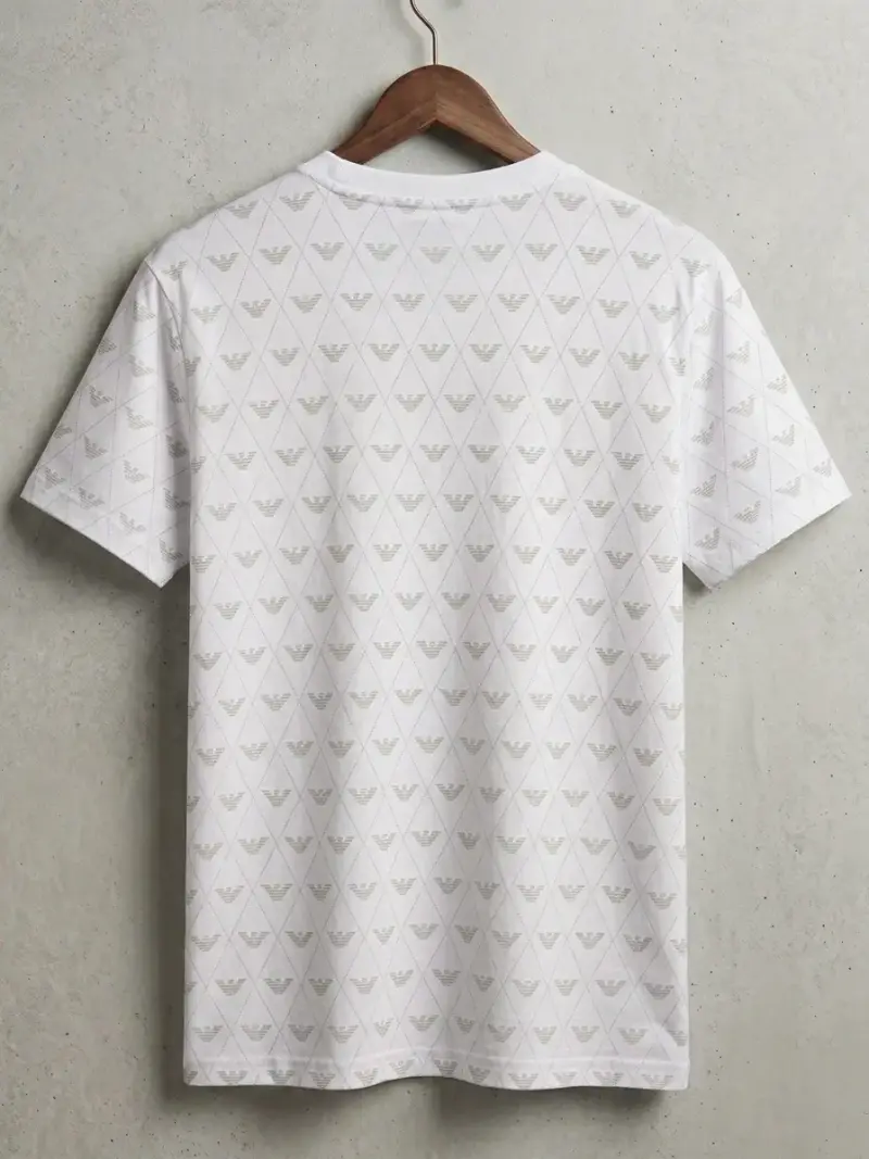 Polera blanca EA7 con estampado geométrico - 5