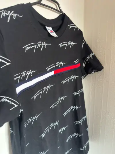 Polera Tommy Hilfiger negra estampada - miniatura 3