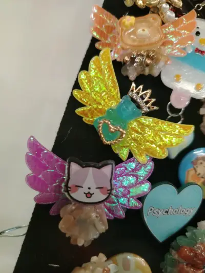 Broches decorativos con alas y figura osito - miniatura 1