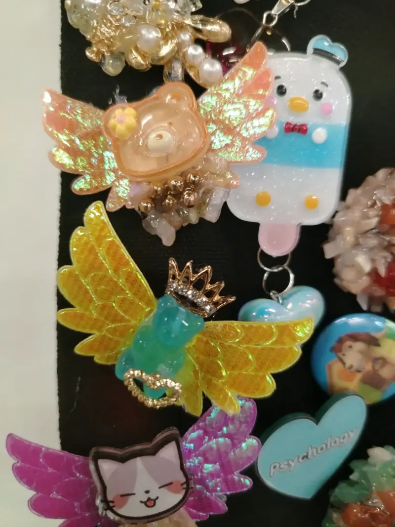 Broches decorativos con alas y figura osito - 2