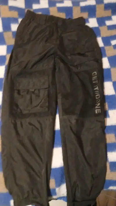 Pantalones cargo negros con bolsillos - miniatura 1