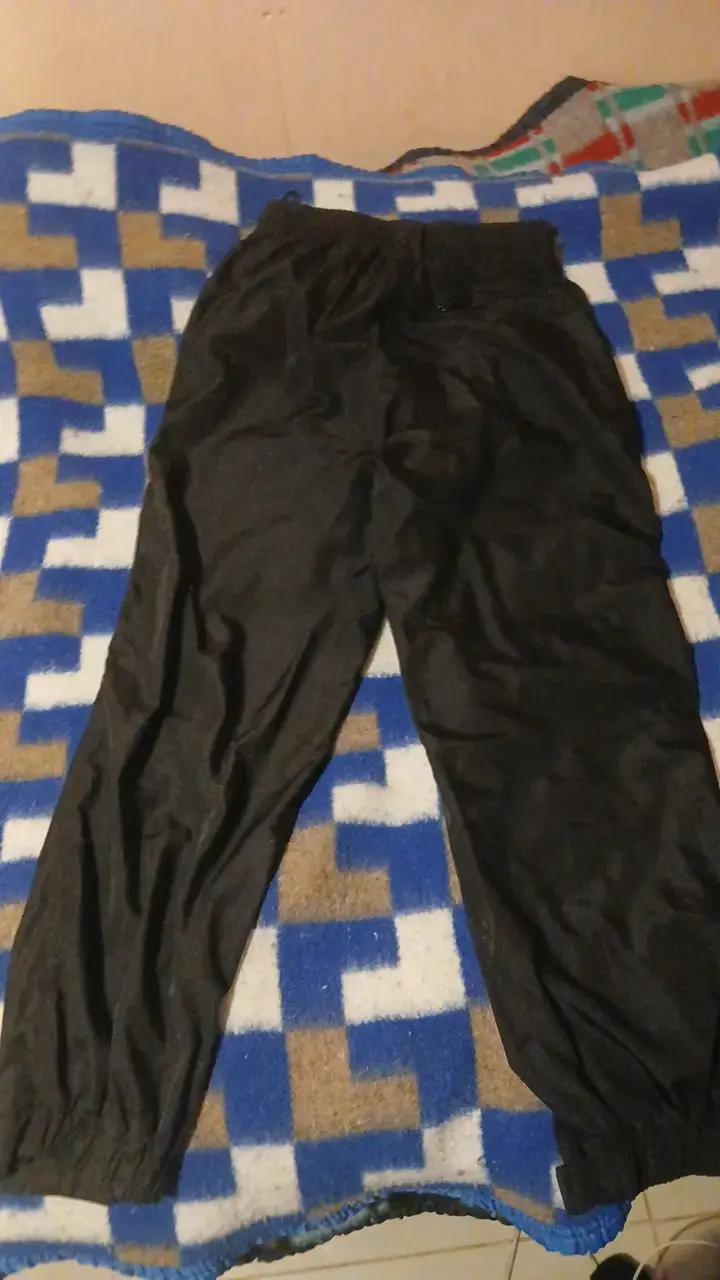 Pantalones cargo negros con bolsillos - 2