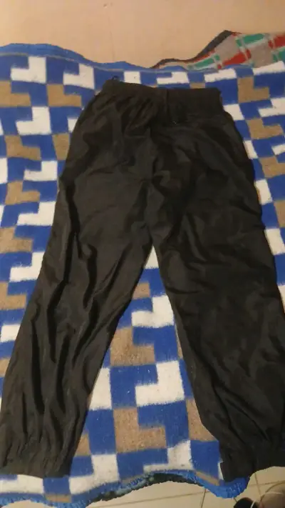 Pantalones cargo negros con bolsillos - miniatura 2