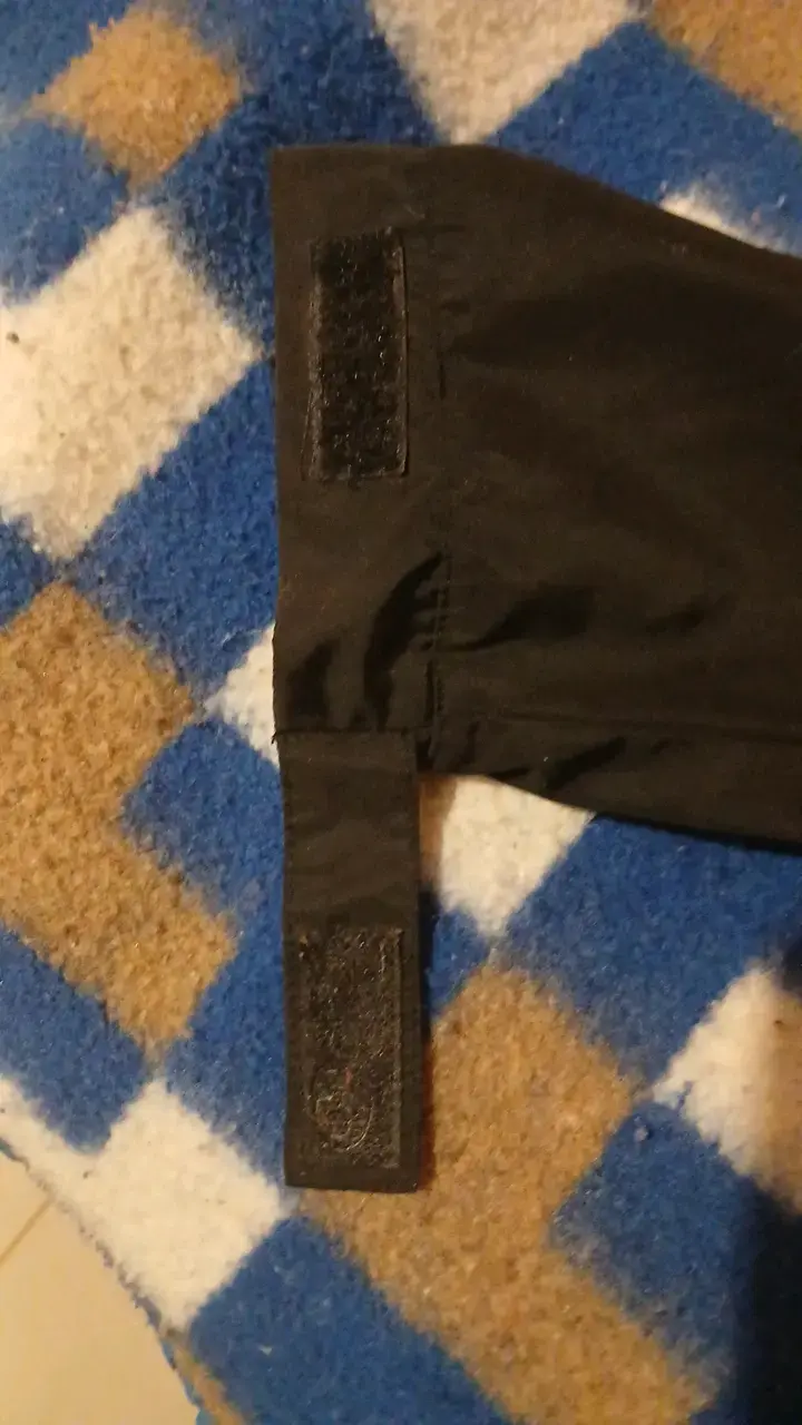 Pantalones cargo negros con bolsillos - 3
