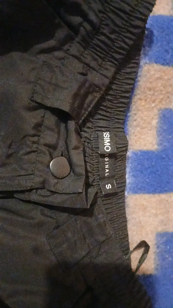 Pantalones cargo negros con bolsillos - 4