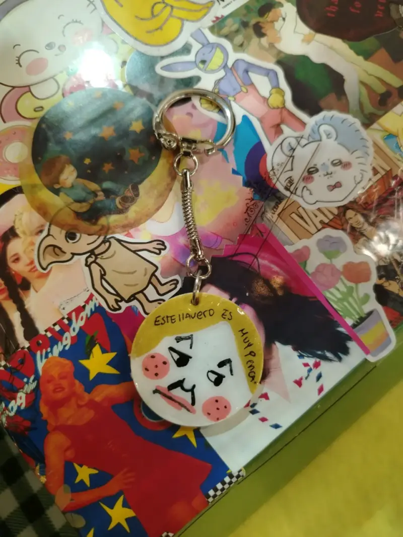 Llavero artesanal con diseño único - 1