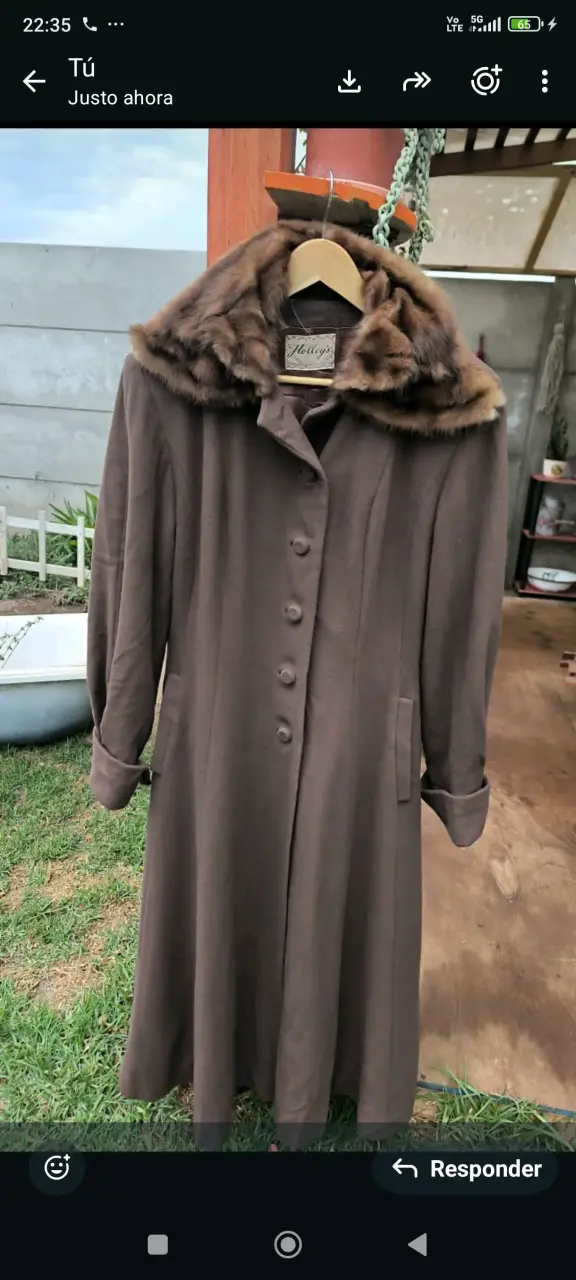 Abrigo largo marrón con cuello de piel