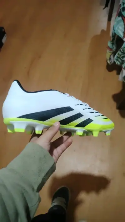 Zapatillas de fútbol Adidas blancas y negras - miniatura 1