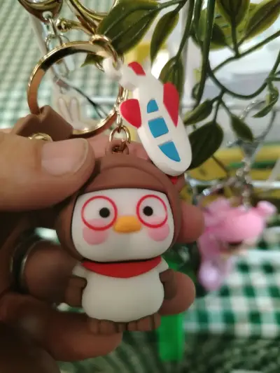 Llavero de pingüino con avión decorativo - miniatura 1