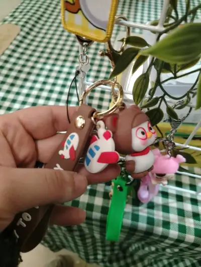 Llavero de pingüino con avión decorativo - miniatura 2