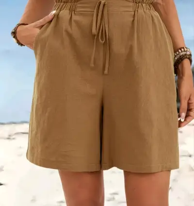 Shorts de mujer color caqui con cintura elástica - miniatura 2