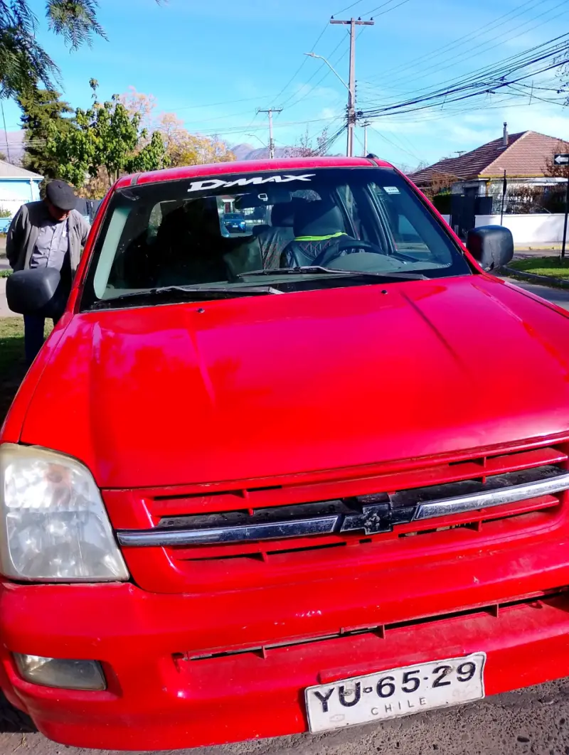 Camioneta Chevrolet D-Max roja en buen estado - 1