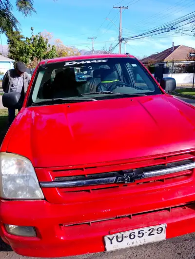 Camioneta Chevrolet D-Max roja en buen estado - miniatura 1