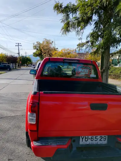 Camioneta Chevrolet D-Max roja en buen estado - miniatura 2