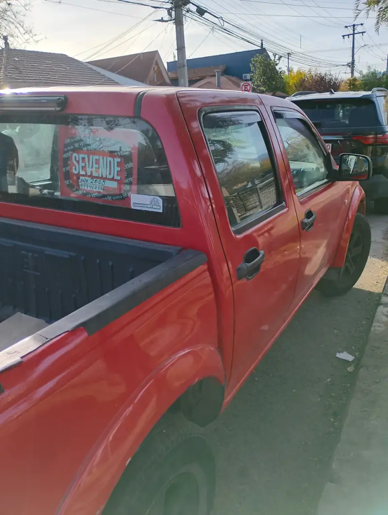 Camioneta Chevrolet D-Max roja en buen estado - 3