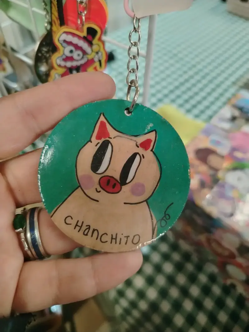Llavero artesanal de chanchito pintado a mano
