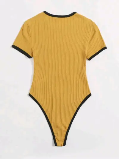 Body amarillo SHEIN con detalle 'Babe' - miniatura 2