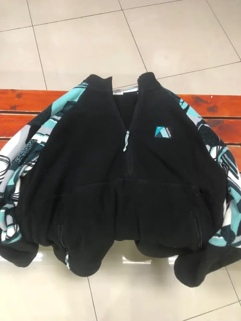 Polar negro con diseño geométrico Reebok - 1