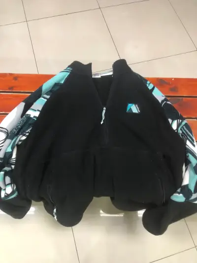 Polar negro con diseño geométrico Reebok - miniatura 1