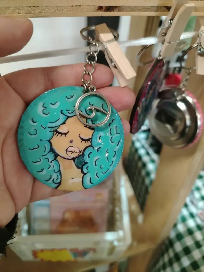 Llavero artesanal con diseño de mujer