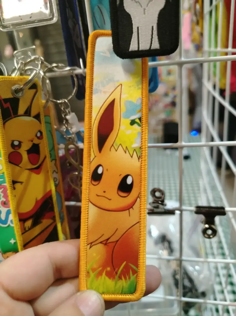 Llavero de Eevee Pokémon con diseño colorido