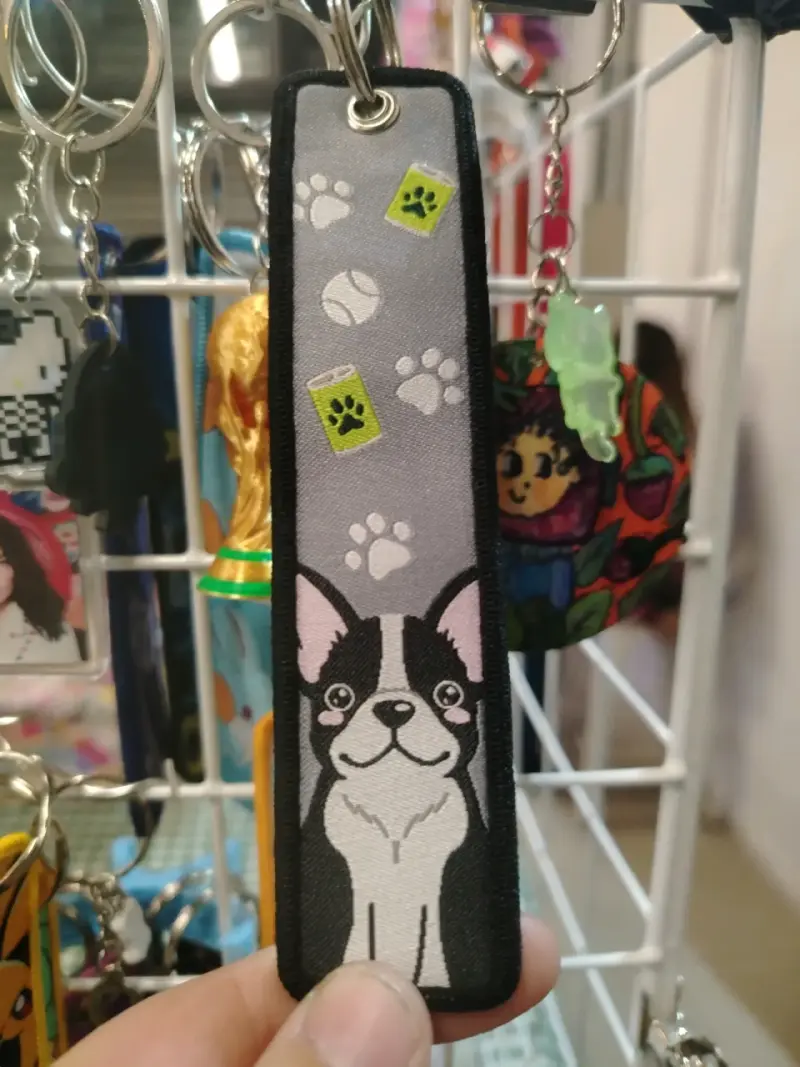 Llavero con diseño de perro y huellas