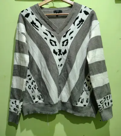 Suéter de lana con diseño animal print - miniatura 2