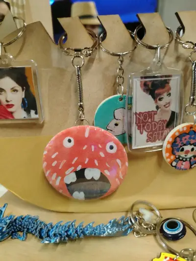 Llavero con diseño de Guaripolo pintado a mano - miniatura 1