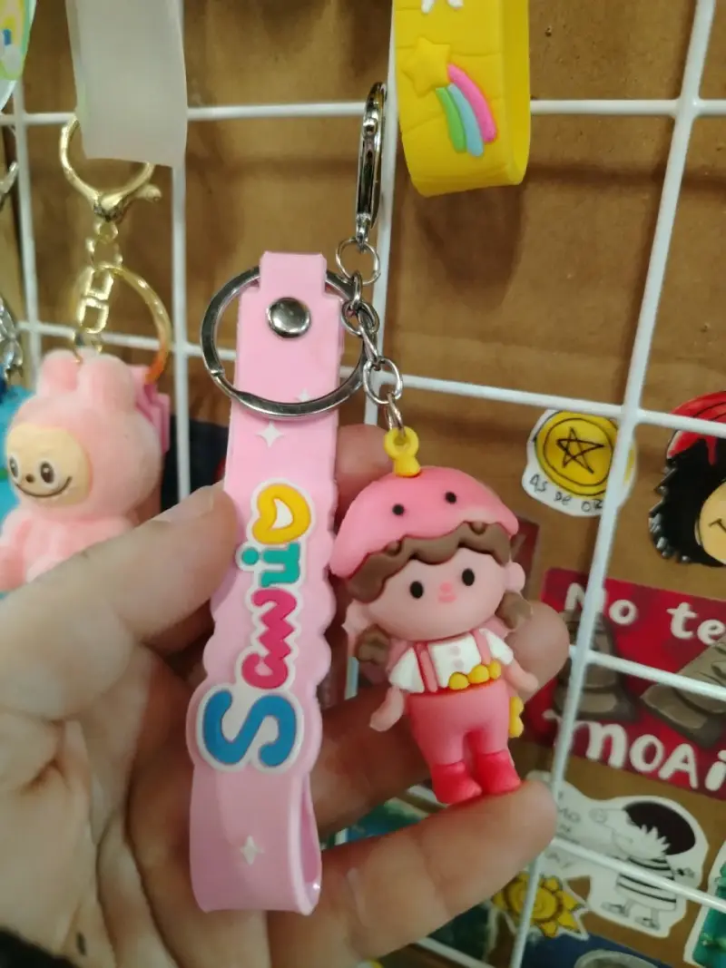 Llavero de goma con muñeca rosa - 1