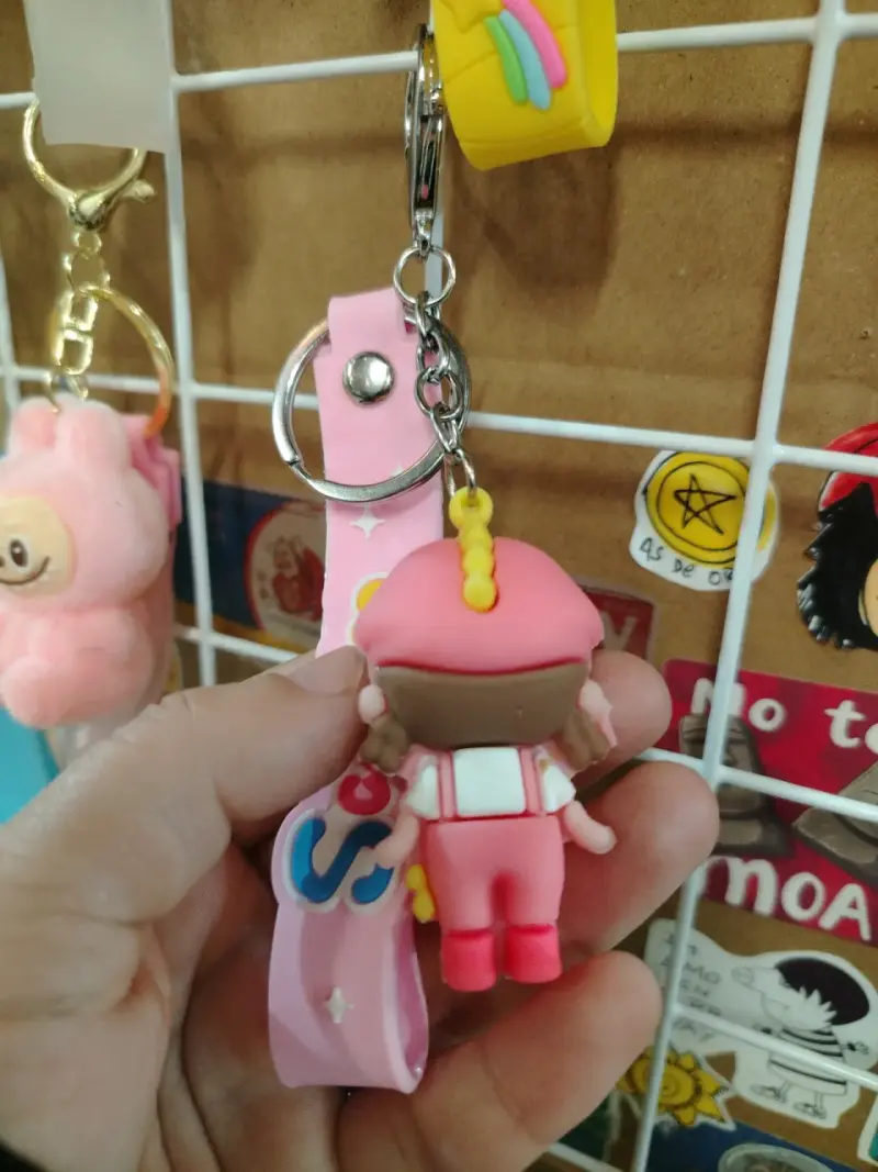 Llavero de goma con muñeca rosa - 2